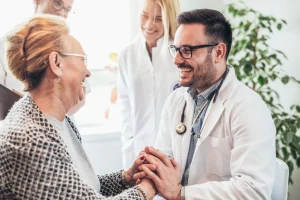 La Atención Primaria en Salud (APS) engloba diversos servicios médicos que abarcan desde medidas preventivas hasta iniciativas de promoción de la salud.