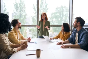 La gestión de recursos educativos está enfocada en planificar, organizar y dirigir las herramientas disponibles, como el flujo de dinero, el personal y los materiales para llevar a cabo los objetivos de una institución educativa.