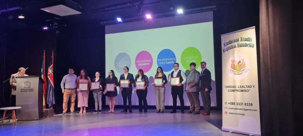 El área de Educación Continua de la Facultad de Ingeniería de Universidad Andrés Bello certificó en materia de Logística a 70 colaboradores de Falabella Retail.