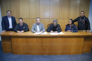 Firma simbólica convenio Sindicato Número Uno de CODELCO y UNAB